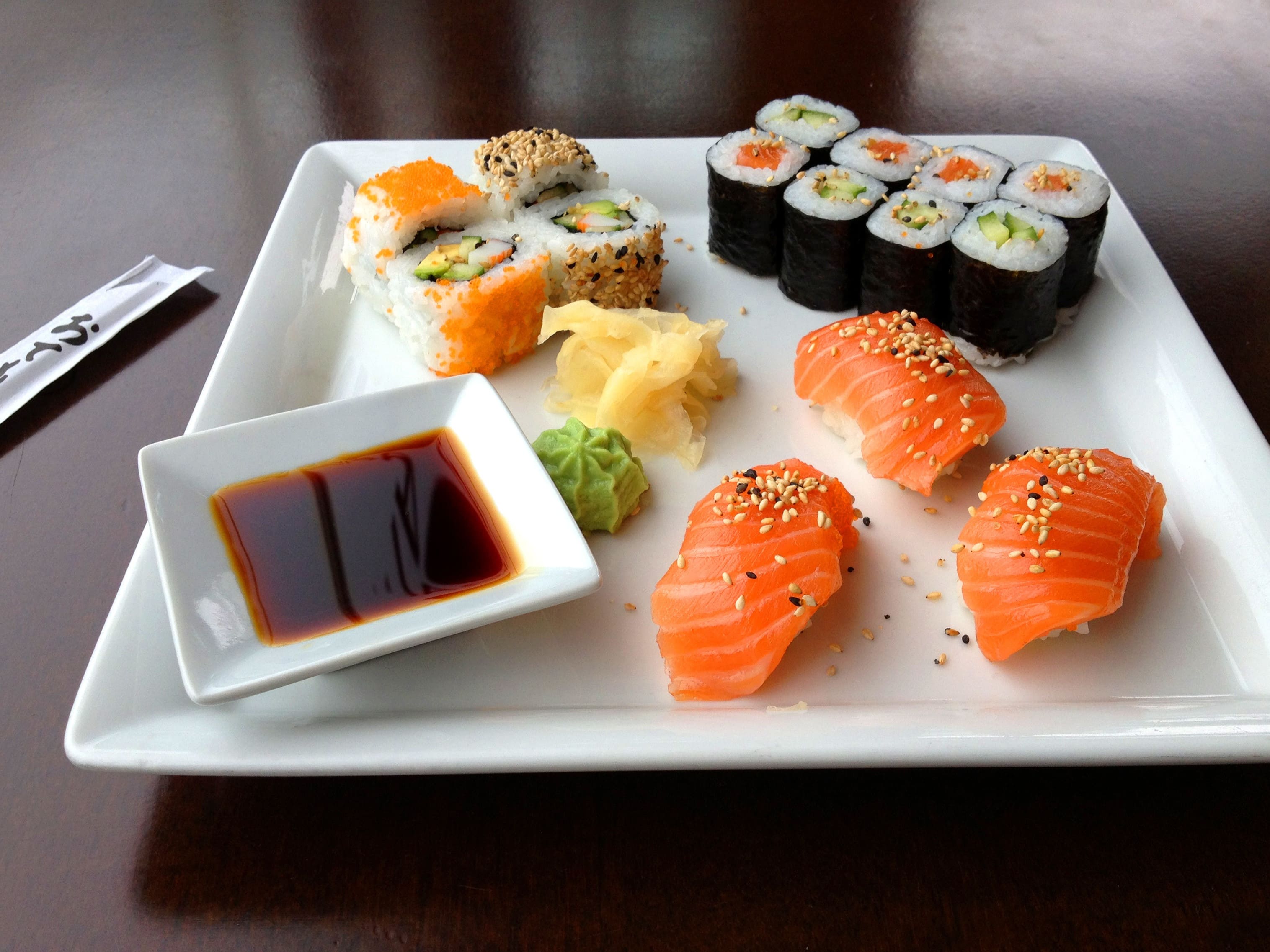 Суши обеды. Суши, сашими, роллы. Суси сасими. Японская еда суши. Роллы в Японии.